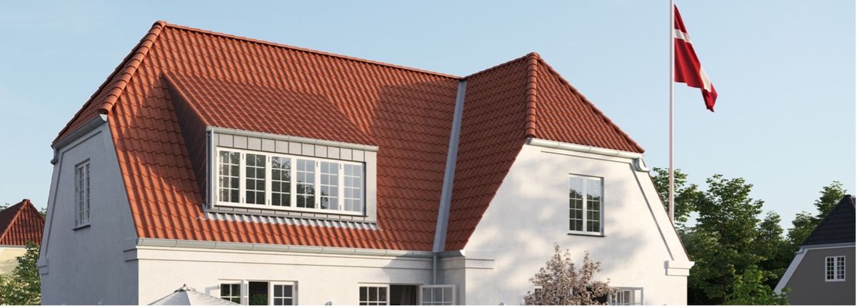 Håndværker fra Aarhus Tagrenovering arbejder på tegltag